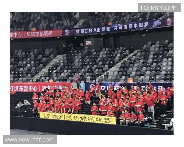 荣耀之路：广州恒大足球队歌激励球迷共筑辉煌梦想